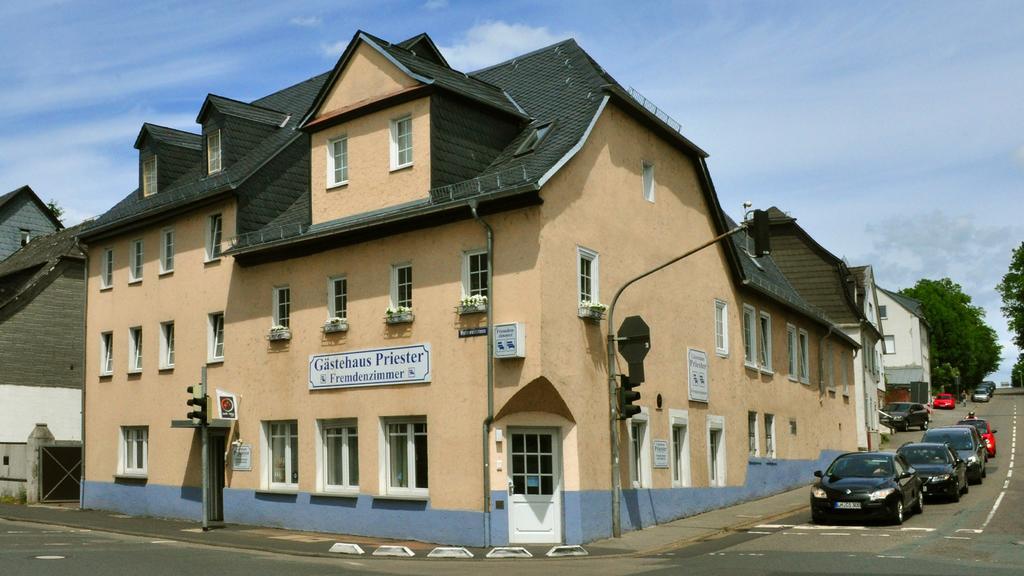 Hotel Gaestehaus Priester Limburg an der Lahn Exterior foto