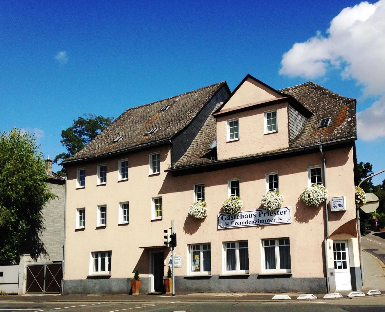 Hotel Gaestehaus Priester Limburg an der Lahn Exterior foto